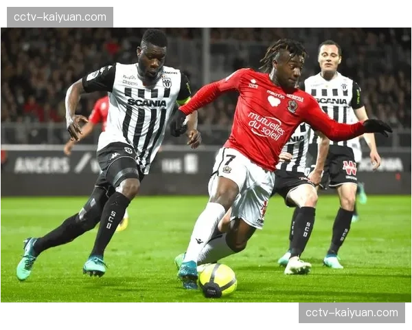 半场战报：斯特拉斯堡0-0里昂，客队控球率达72%但仅有一次射正，主队防守组织严密