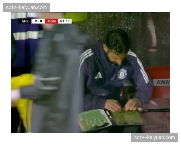 镜头捕捉:那不勒斯前锋奥斯梅恩场边与教练激烈讨论战术板 镜头捕捉:那不勒斯前锋奥斯梅恩场边与教练激烈讨论战术板